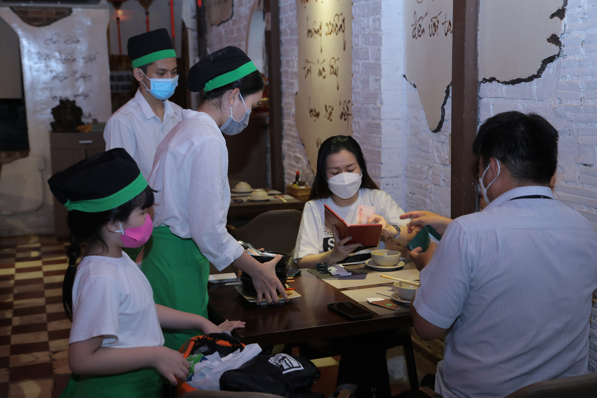 23 con nu&ocirc;i của cố ca sĩ Phi Nhung b&acirc;y giờ ra sao? - Ảnh 4.