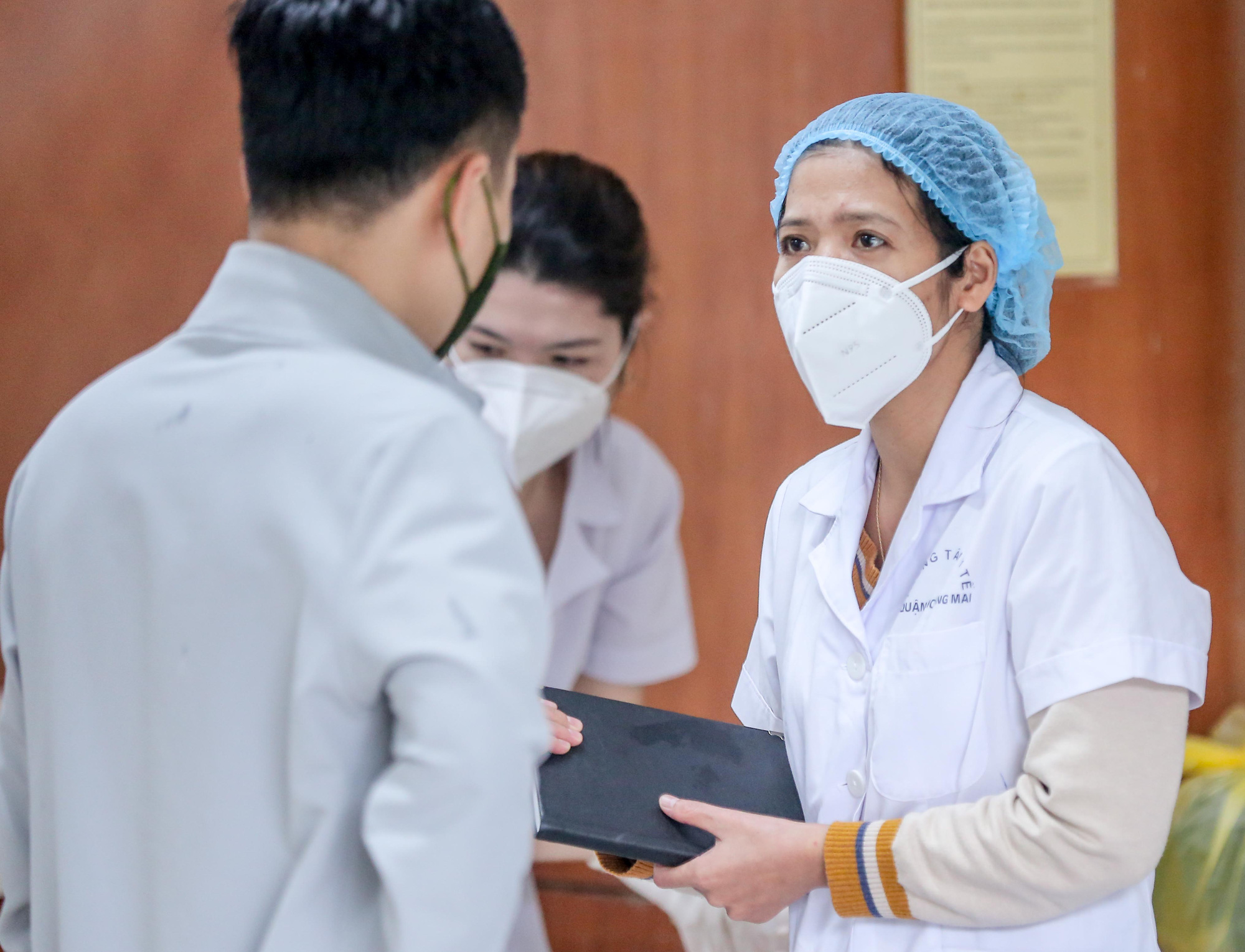 CLIP: Lấy mẫu x&eacute;t nghiệm Covid-19 cho cư d&acirc;n chung cư c&oacute; F1 chuyển th&agrave;nh F0 - Ảnh 8.