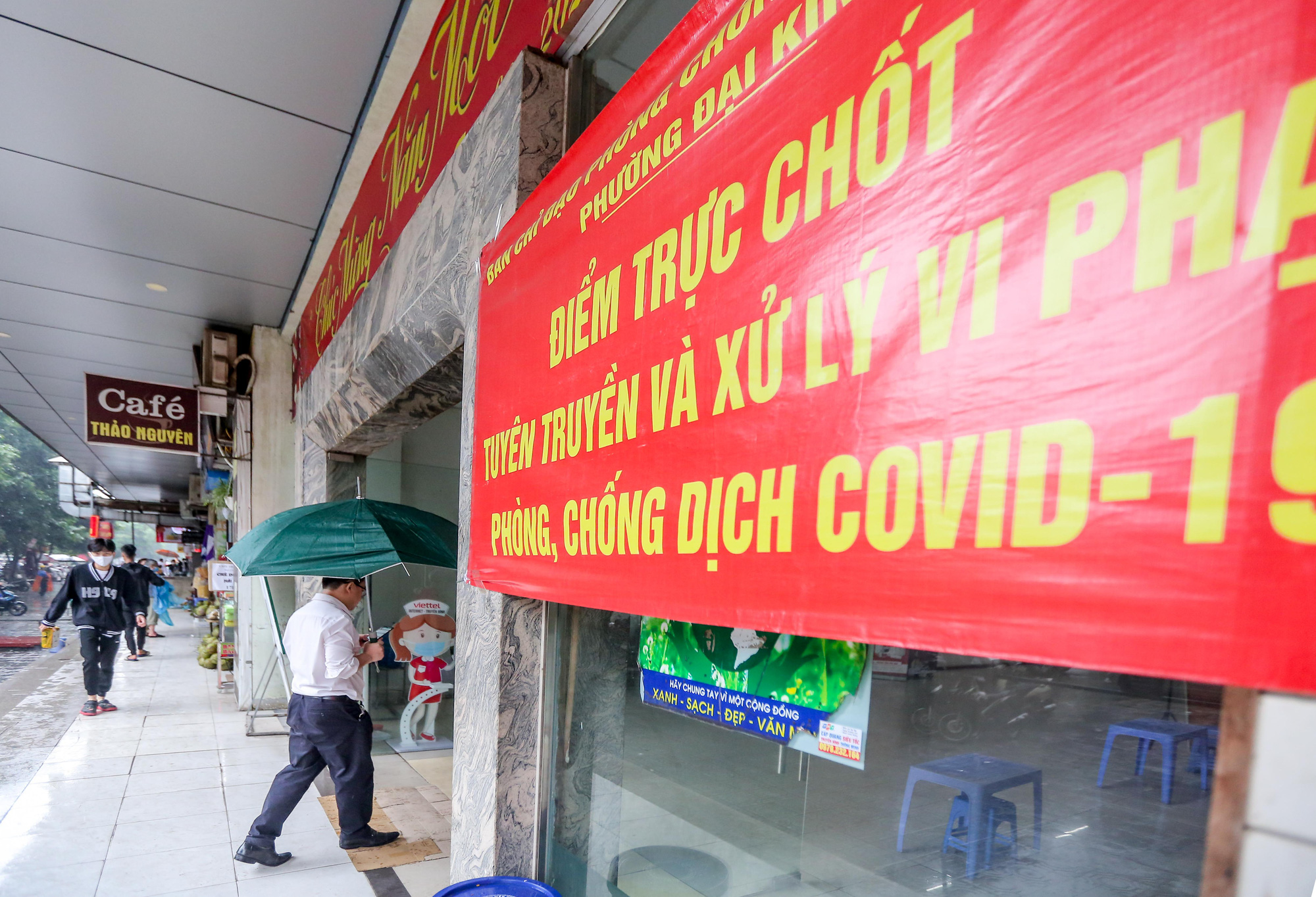 CLIP: Lấy mẫu x&eacute;t nghiệm Covid-19 cho cư d&acirc;n chung cư c&oacute; F1 chuyển th&agrave;nh F0 - Ảnh 4.