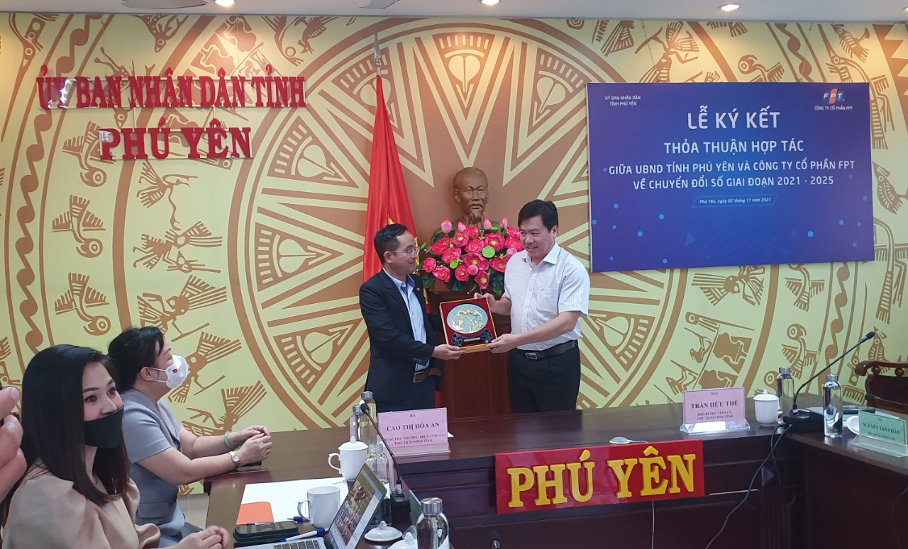 Tỉnh Ph&uacute; Y&ecirc;n hợp t&aacute;c với FPT th&uacute;c đẩy chuyển đổi số to&agrave;n diện - Ảnh 2.