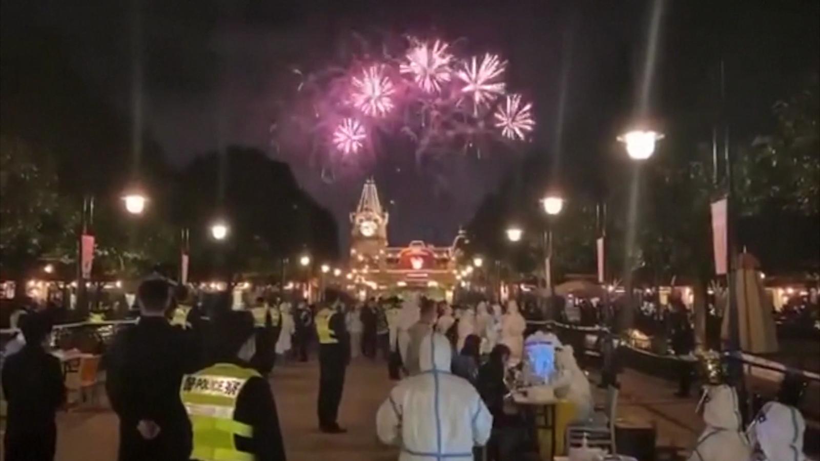 Hơn 30.000 người bị giữ trong Disneyland Thượng Hải vì 1 ca Covid-19
