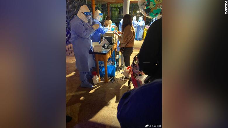 Hơn 30.000 người bị giữ trong Disneyland Thượng Hải v&igrave; 1 ca Covid-19 - Ảnh 3.