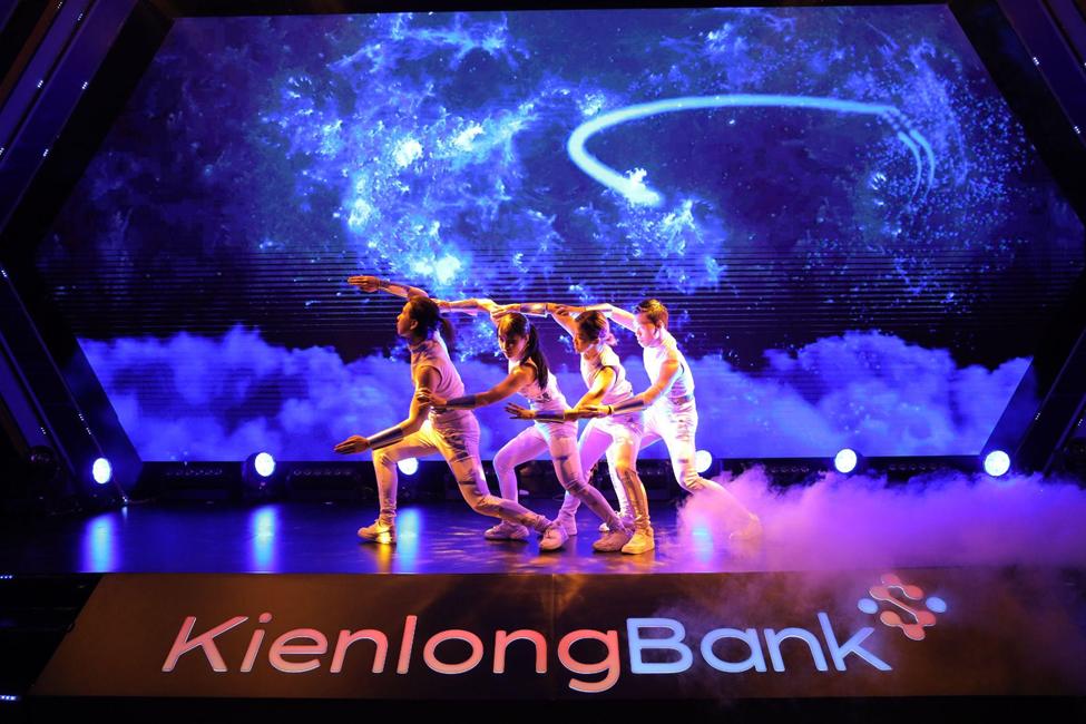 &ldquo;Bữa tiệc nghệ thuật&rdquo; m&atilde;n nh&atilde;n kỷ niệm tuổi 26 của KienlongBank - Ảnh 2.