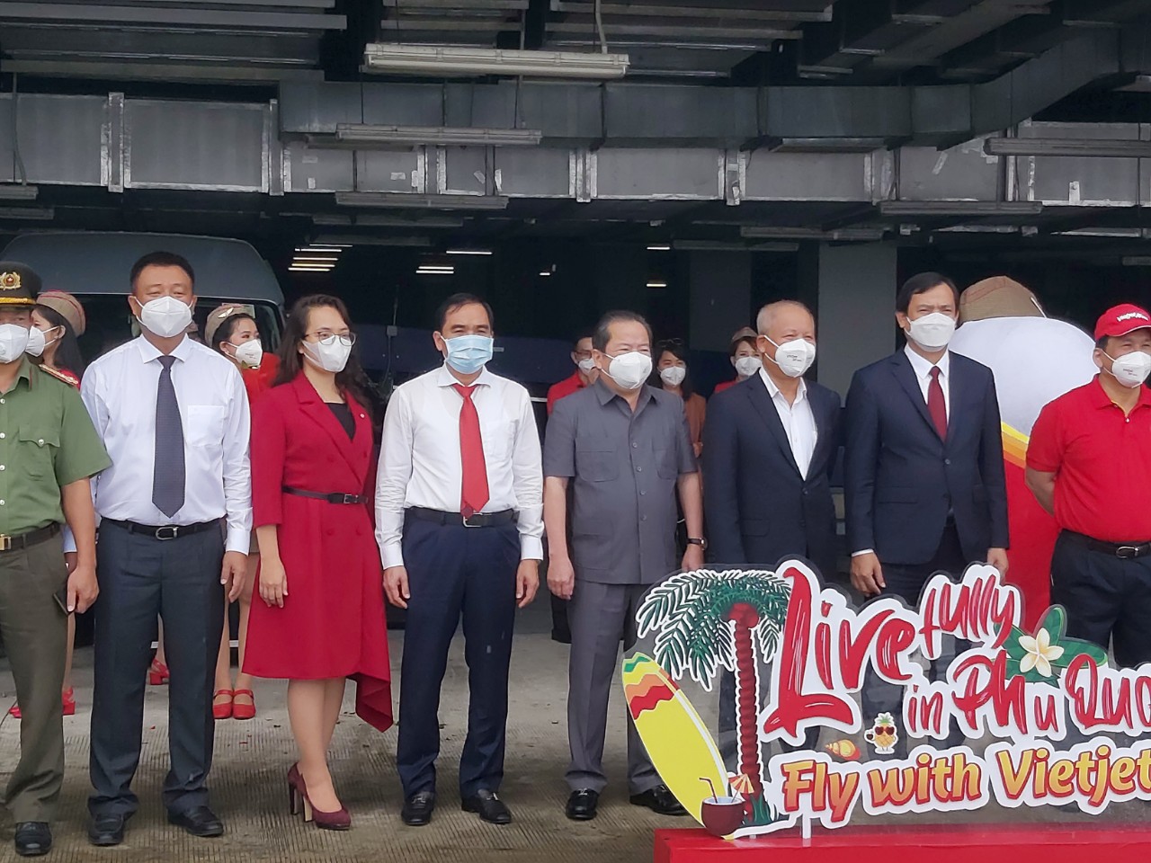 CLIP: Ph&uacute; Quốc đ&oacute;n đo&agrave;n du kh&aacute;ch quốc tế &ldquo;hộ chiếu vắc-xin&rdquo; đầu ti&ecirc;n - Ảnh 2.