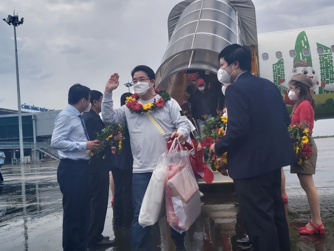CLIP: Ph&uacute; Quốc đ&oacute;n đo&agrave;n du kh&aacute;ch quốc tế &ldquo;hộ chiếu vắc-xin&rdquo; đầu ti&ecirc;n - Ảnh 4.