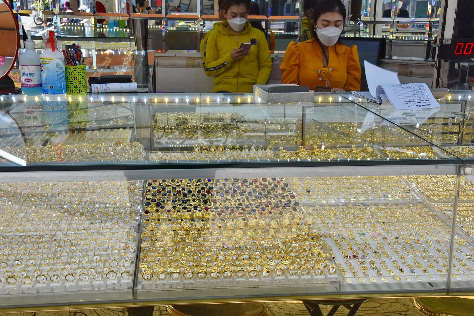 Giá vàng hôm nay 20-11: Lao xuống trước sức ép USD và dầu thô