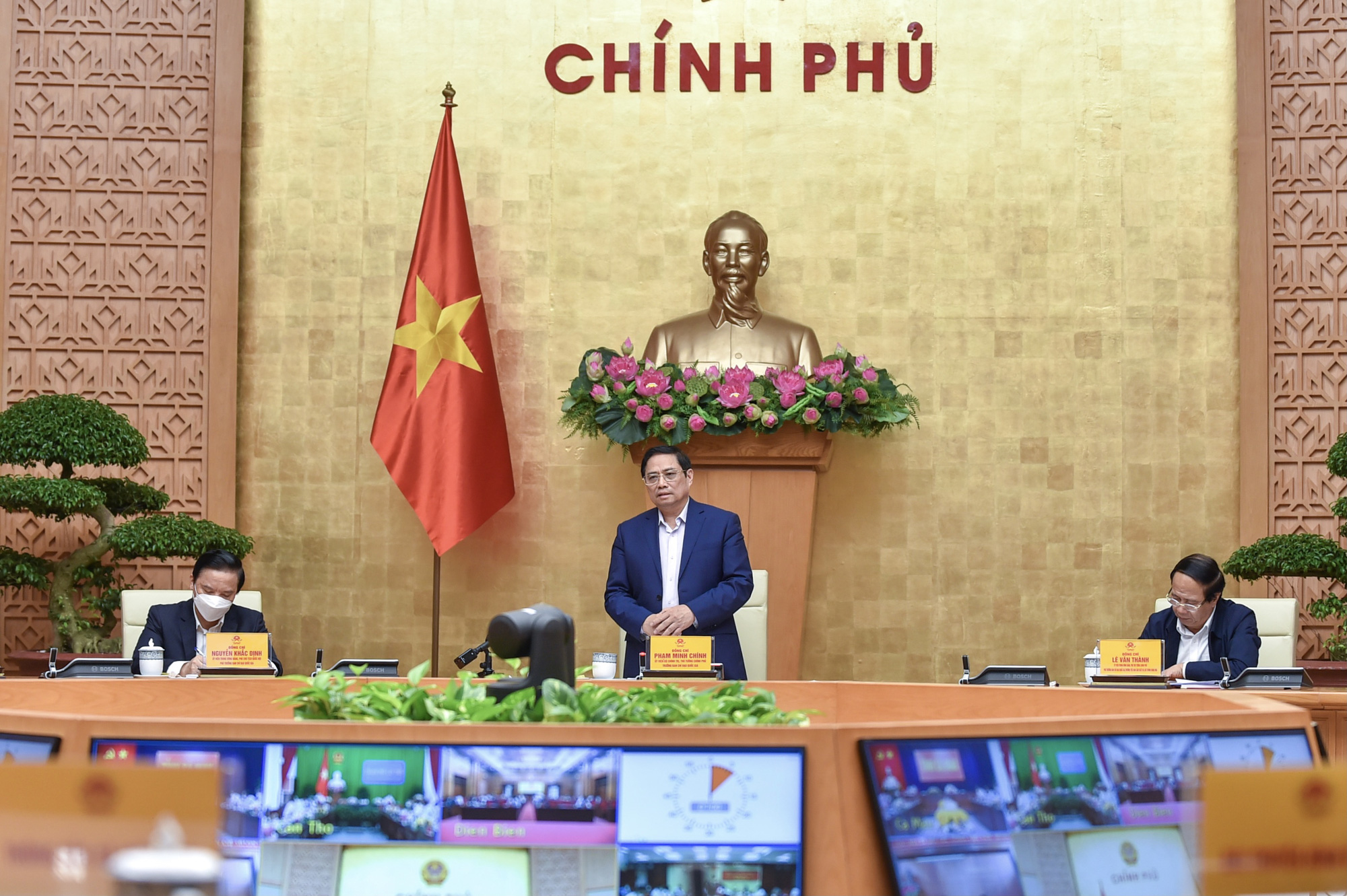 Thủ tướng Phạm Minh Ch&iacute;nh y&ecirc;u cầu đẩy nhanh tiến độ bao phủ vắc-xin - Ảnh 1.