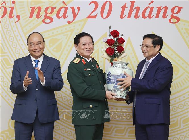 Khen thưởng, trao quyết định nghỉ hưu cho 10 Ủy vi&ecirc;n Trung ương kh&oacute;a XII khối Ch&iacute;nh phủ - Ảnh 2.
