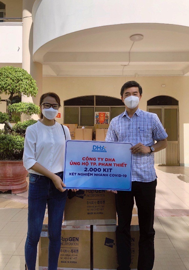 DHA Corporation ủng hộ TP Phan Thiết 2.000 kit x&eacute;t nghiệm nhanh Covid-19 - Ảnh 1.