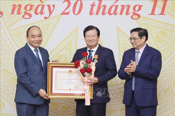 Khen thưởng, trao quyết định nghỉ hưu cho 10 Ủy viên Trung ương khóa XII khối Chính phủ