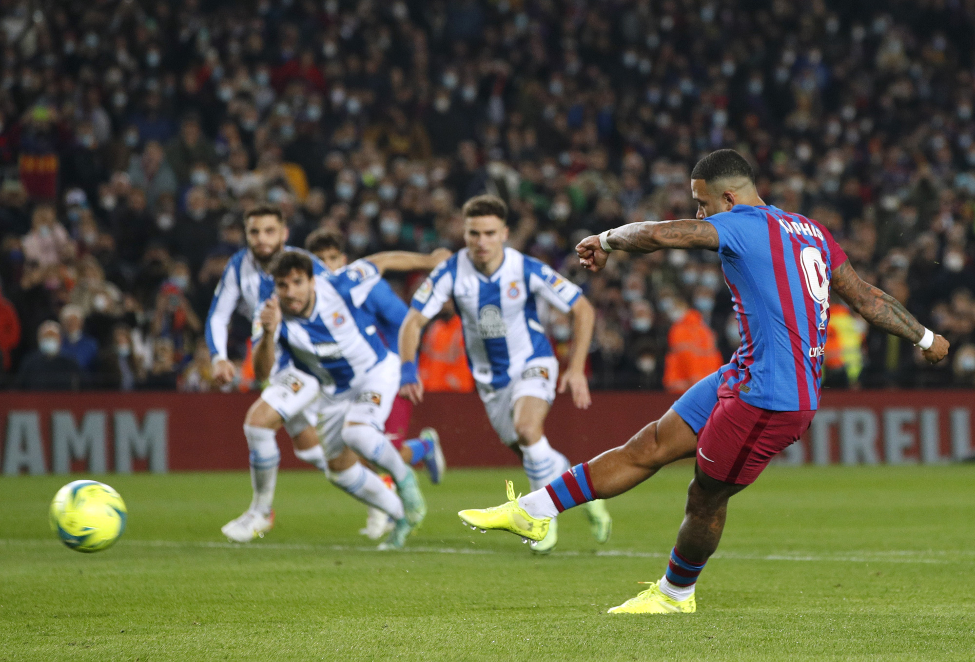 Thắng chật vật derby Catalan, Barcelona tặng qu&agrave; thầy mới Xavi - Ảnh 4.