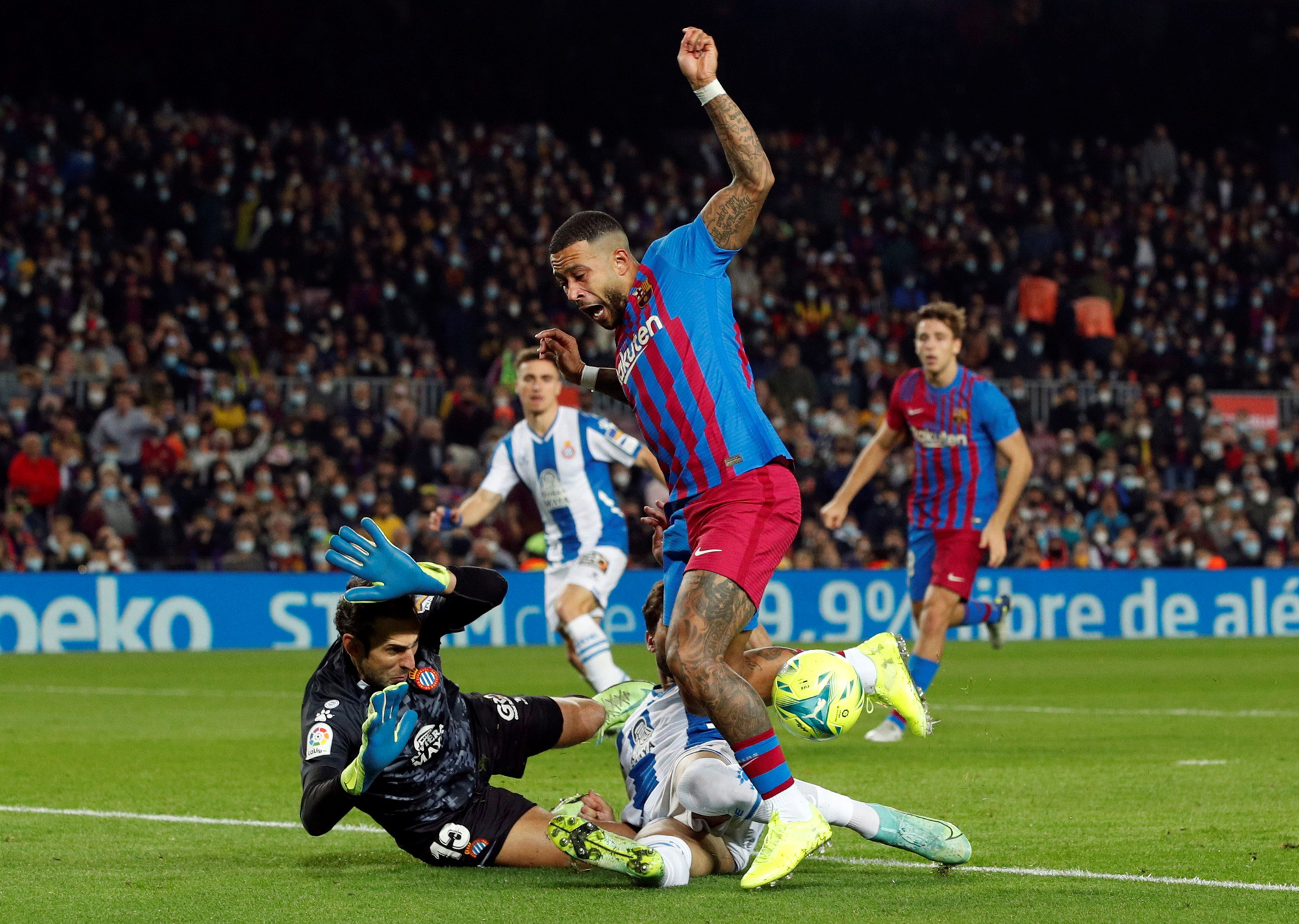 Thắng chật vật derby Catalan, Barcelona tặng qu&agrave; thầy mới Xavi - Ảnh 3.