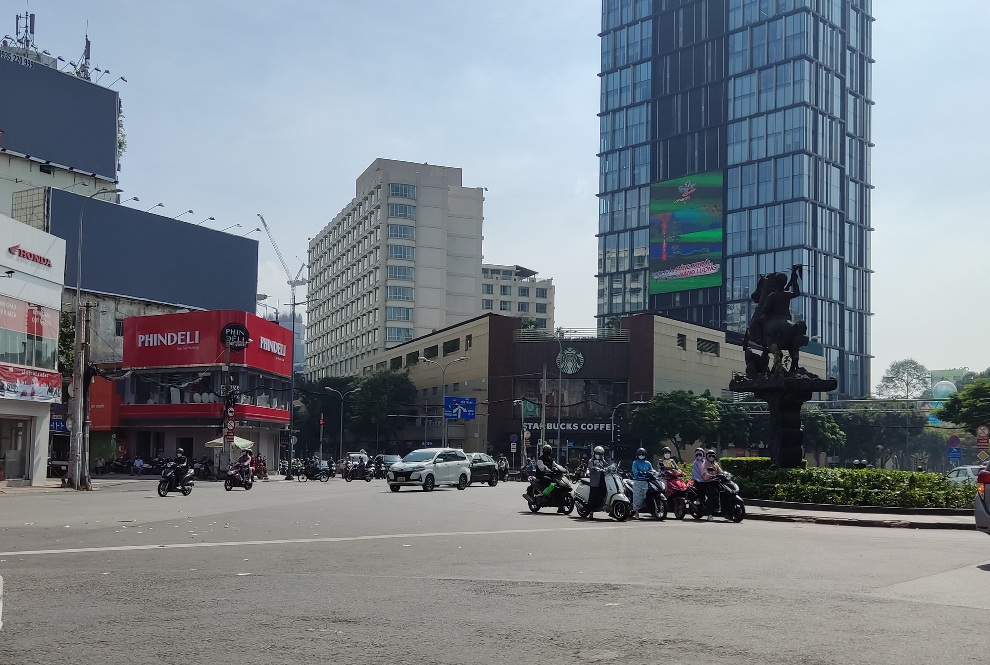 Nhiều mặt tiền &ldquo;hot&rdquo; ở trung t&acirc;m TP HCM đắt kh&aacute;ch trở lại - Ảnh 1.