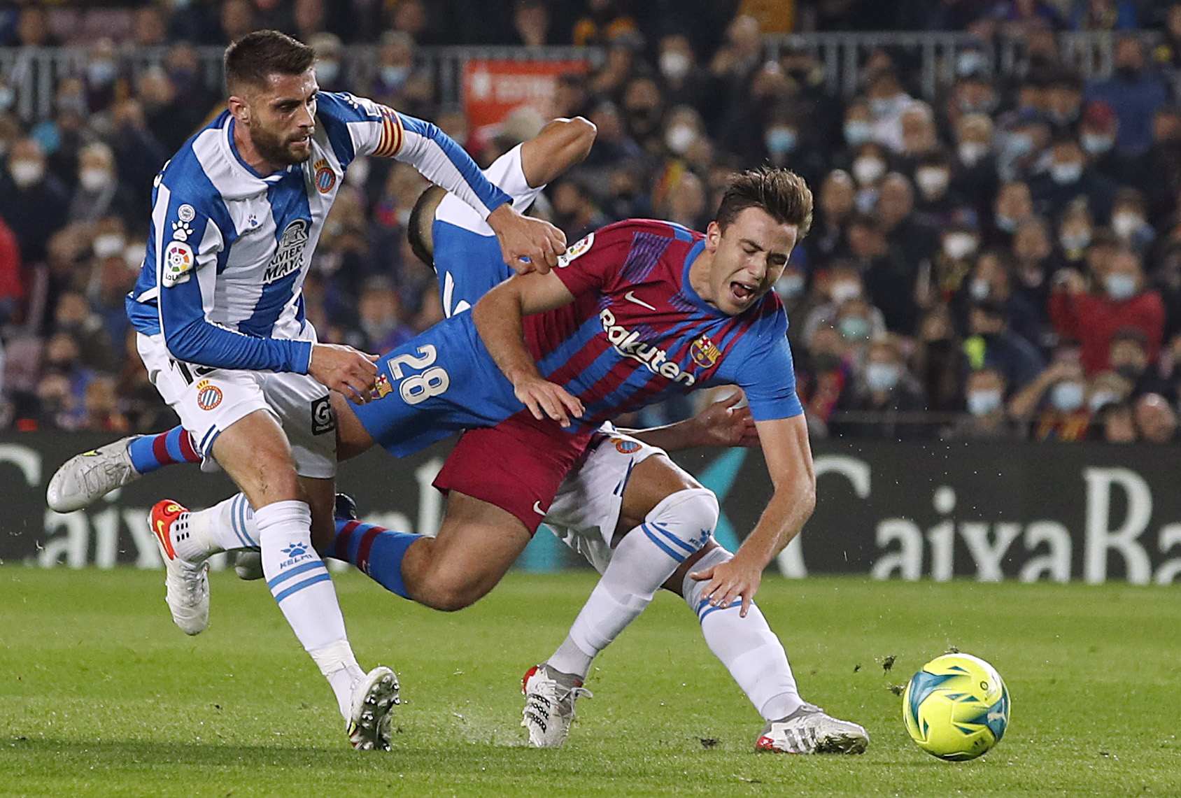 Thắng chật vật derby Catalan, Barcelona tặng qu&agrave; thầy mới Xavi - Ảnh 2.