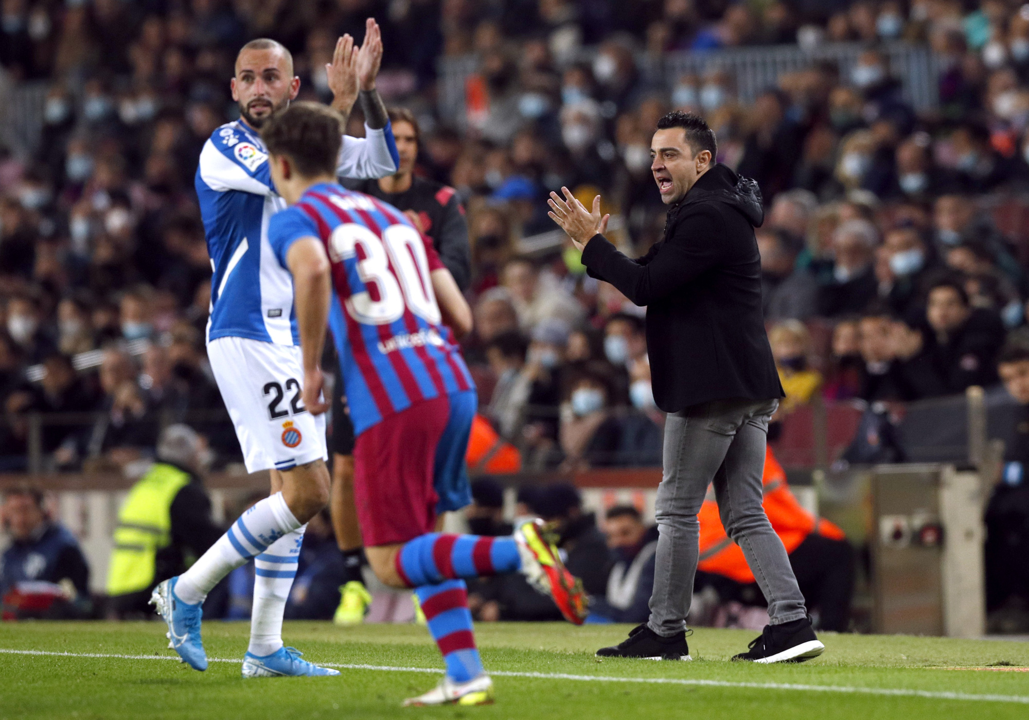Thắng chật vật derby Catalan, Barcelona tặng qu&agrave; thầy mới Xavi - Ảnh 1.