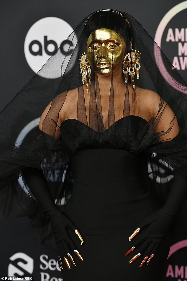 Cardi B gây sốc khi hóa cô gái đeo mặt nạ vàng - Ảnh 1.