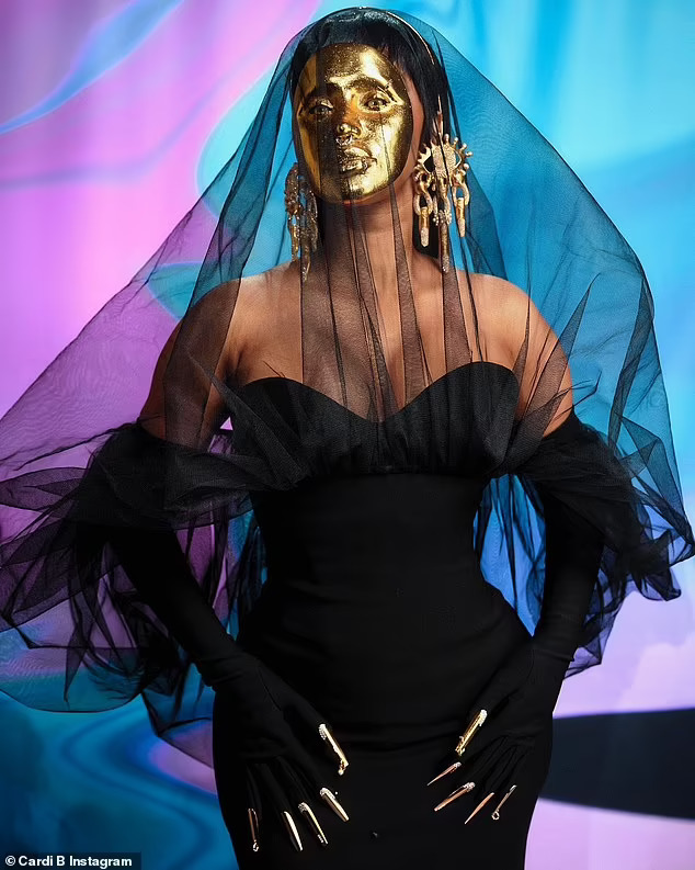 Cardi B gây sốc khi hóa cô gái đeo mặt nạ vàng - Ảnh 3.