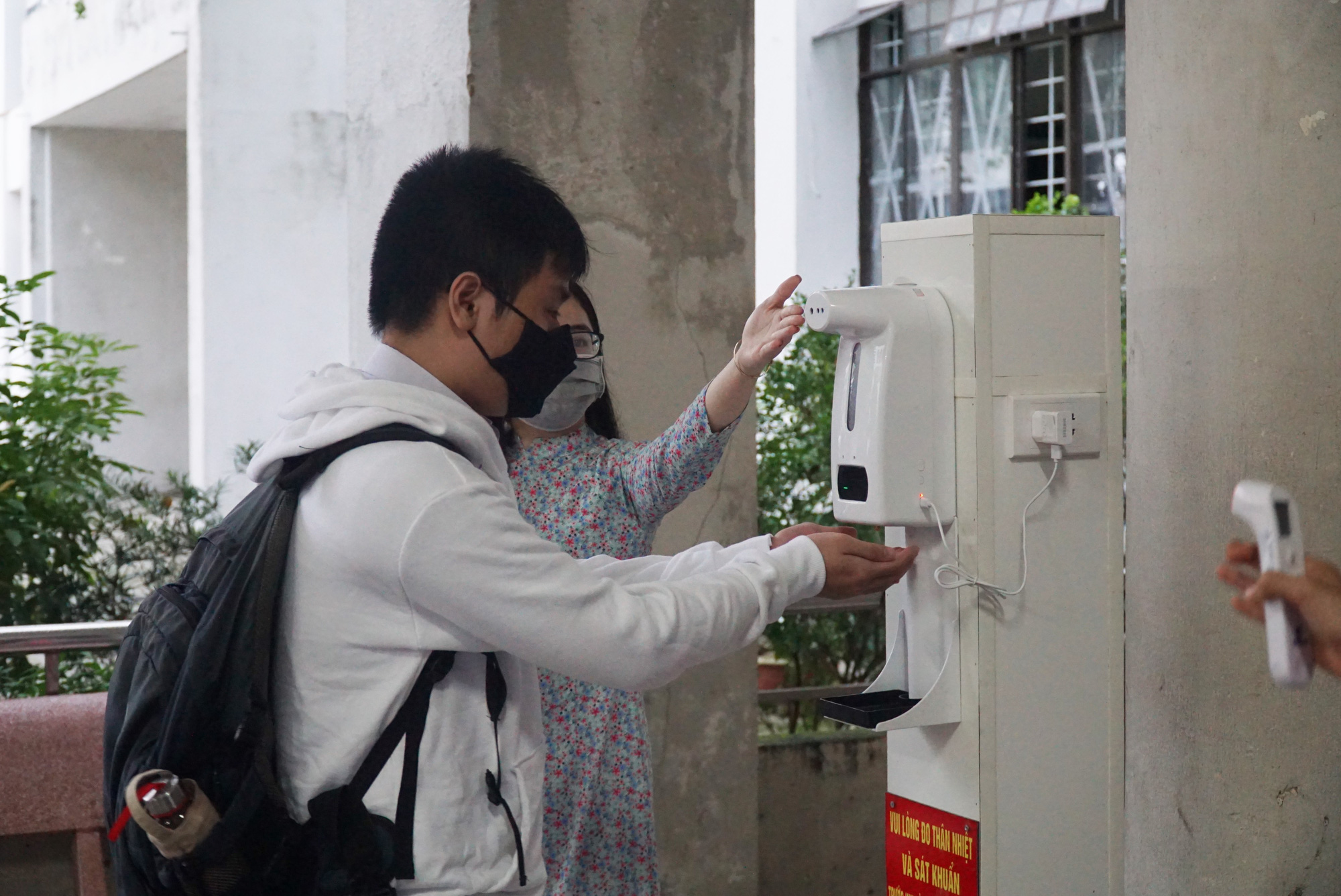 Tiết học đầu tiên sau hơn 9 tháng trực tuyến của học sinh Đà Nẵng - Ảnh 6.