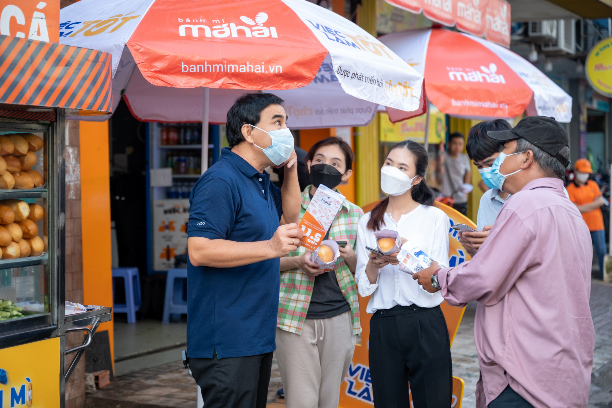 MC Quyền Linh tìm việc làm cho người lao động sau dịch - Ảnh 2.