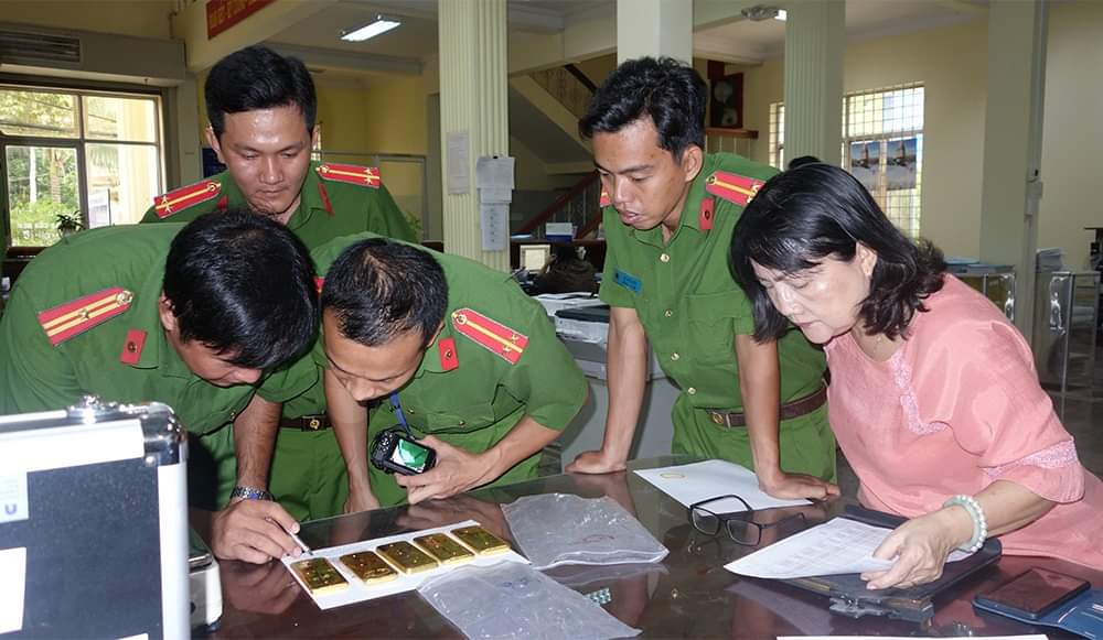 Đ&igrave;nh chỉ 3 c&aacute;n bộ c&ocirc;ng an li&ecirc;n quan b&agrave; tr&ugrave;m bu&ocirc;n lậu Mười Tường - Ảnh 1.