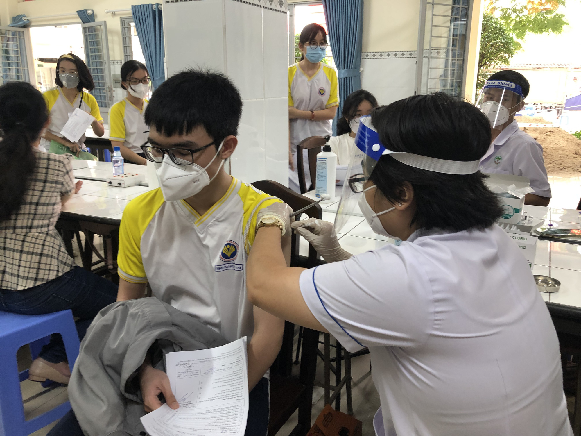 VIDEO: Học sinh được tiêm mũi 2 vắc-xin ngừa Covid-19, hào hứng chờ ngày trở lại trường