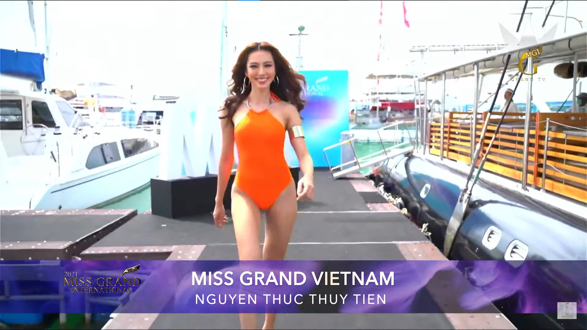 Đau bụng nhưng nhan sắc Việt vẫn ấn tượng trong phần thi bikini