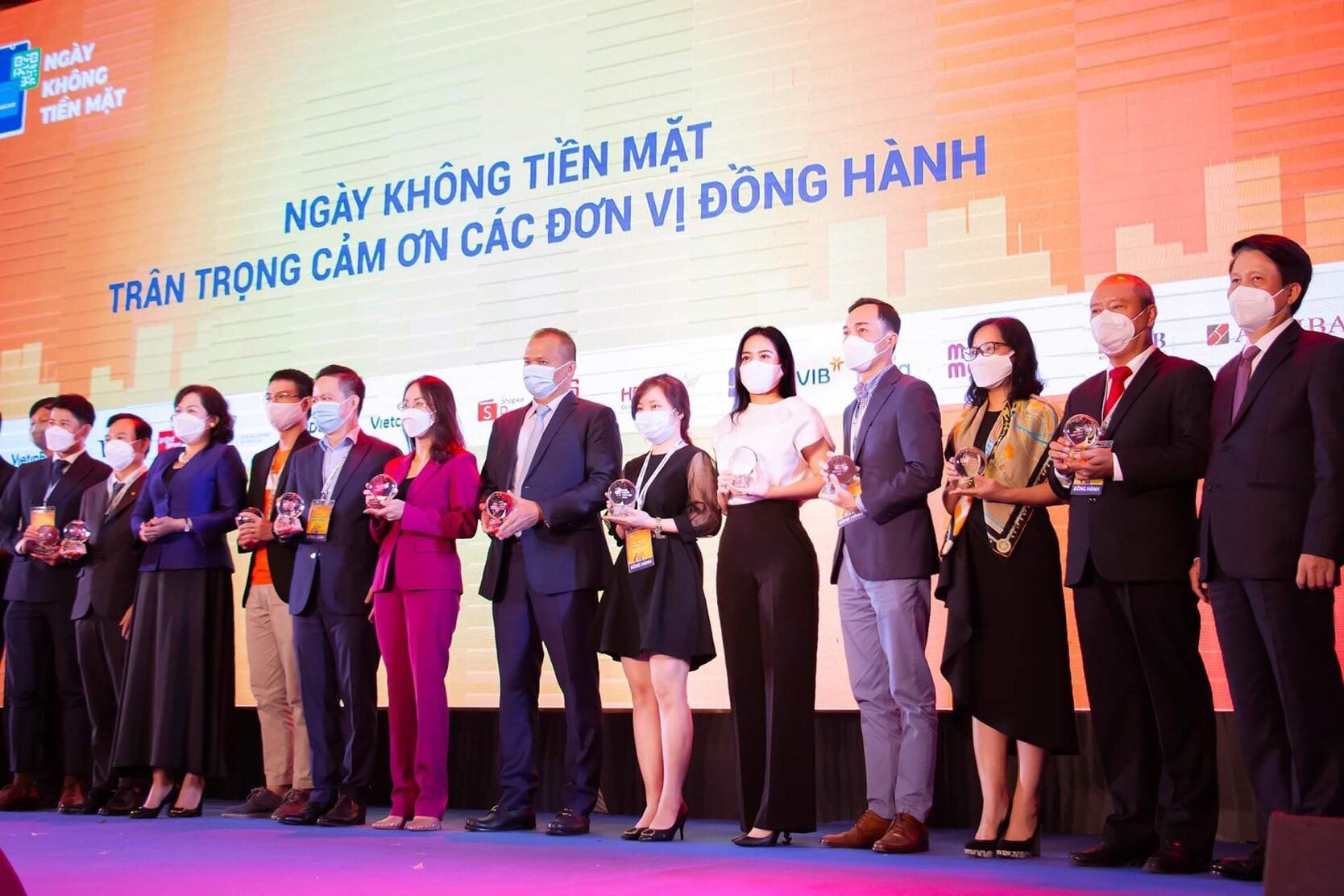 VIB t&iacute;ch cực đồng h&agrave;nh trong c&aacute;c nỗ lực hướng đến x&atilde; hội kh&ocirc;ng tiền mặt - Ảnh 3.