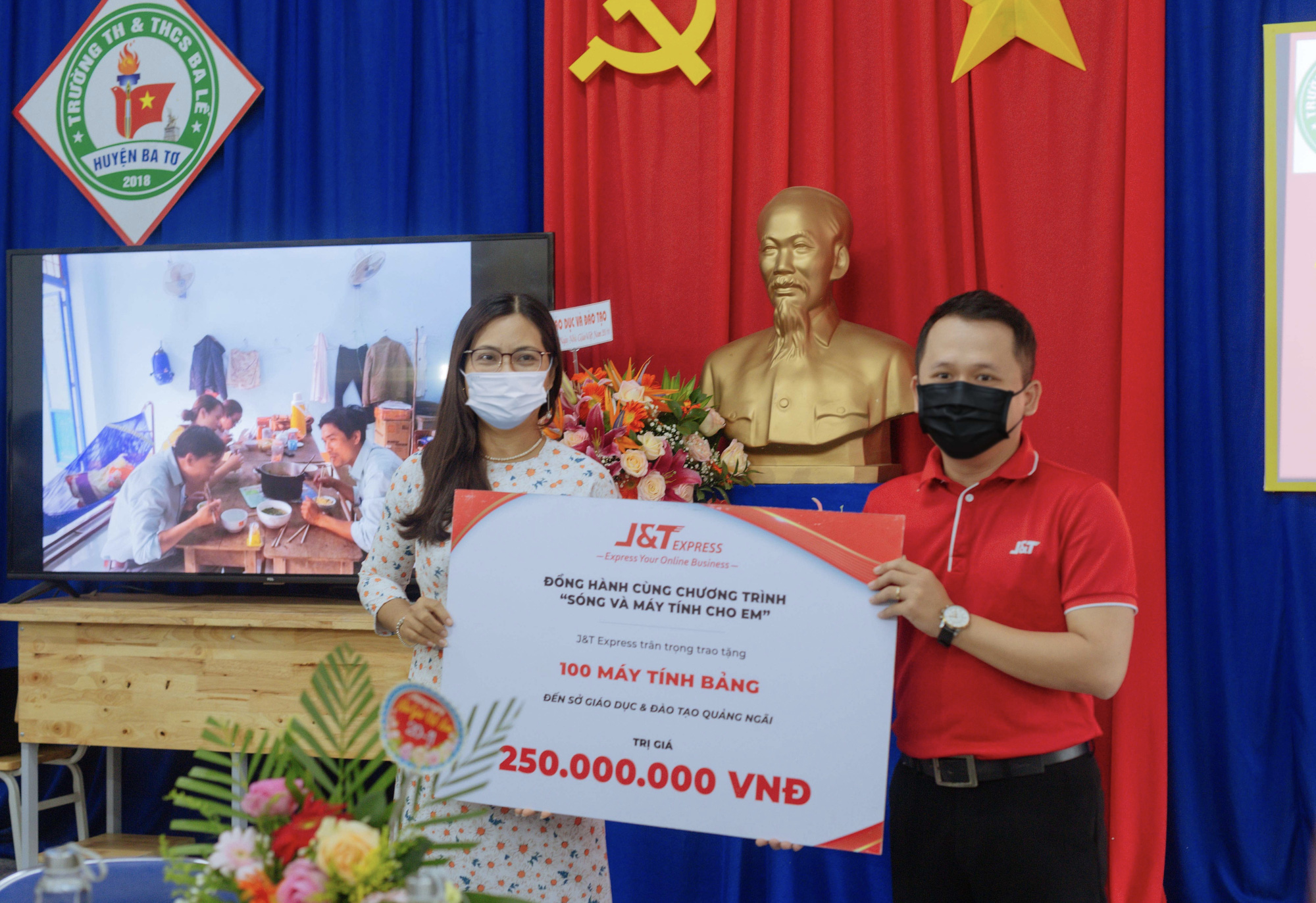 Thương hiệu vận chuyển J&T Express góp phần chuyển con chữ đến vùng cao - Ảnh 1.