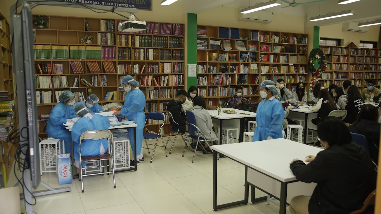 H&agrave; Nội bắt đầu ti&ecirc;m vắc-xin Covid-19 cho học sinh - Ảnh 3.