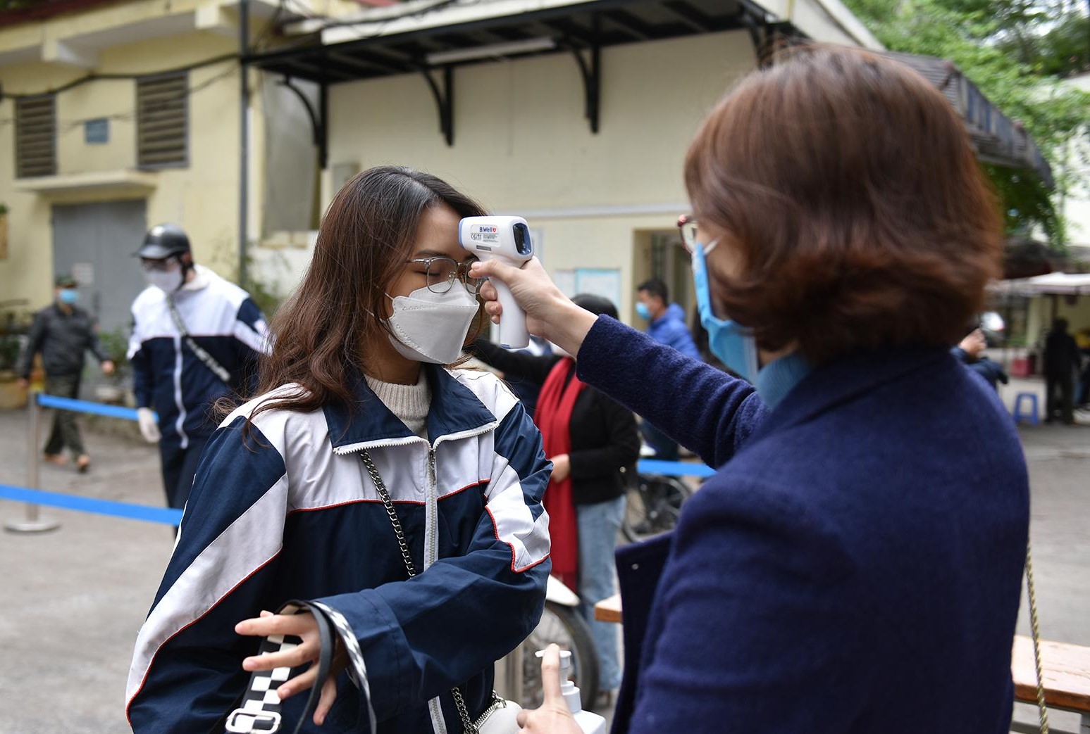 H&agrave; Nội bắt đầu ti&ecirc;m vắc-xin Covid-19 cho học sinh - Ảnh 1.