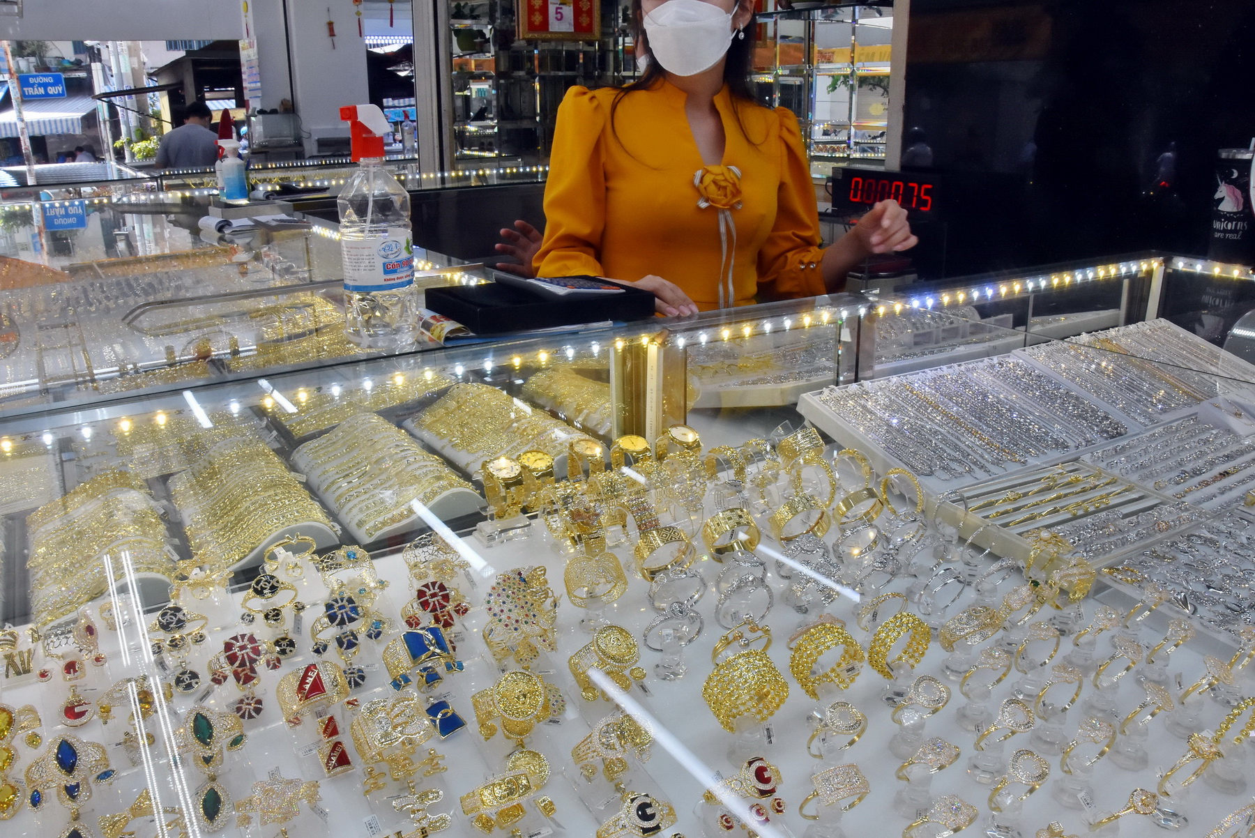 Giá vàng chiều 23-11: Vàng SJC đảo chiều tăng sốc