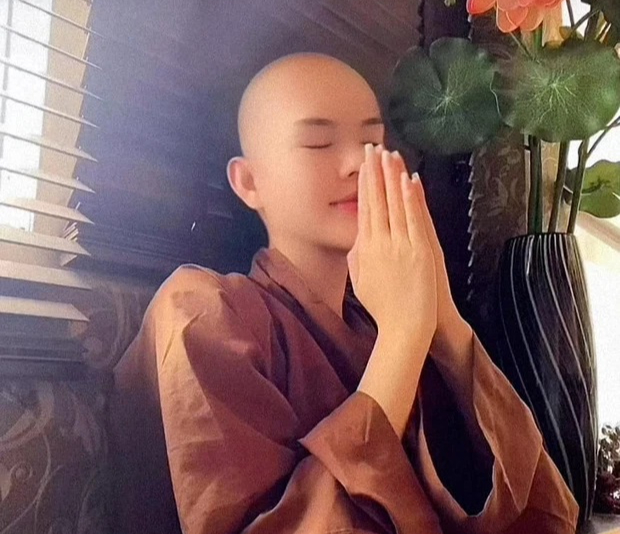 Diễn viên Ngọc Trinh hết cạo đầu đi tu, giờ lại khoe ảnh bán khỏa thân