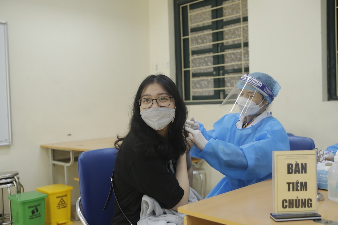 H&agrave; Nội bắt đầu ti&ecirc;m vắc-xin Covid-19 cho học sinh - Ảnh 6.