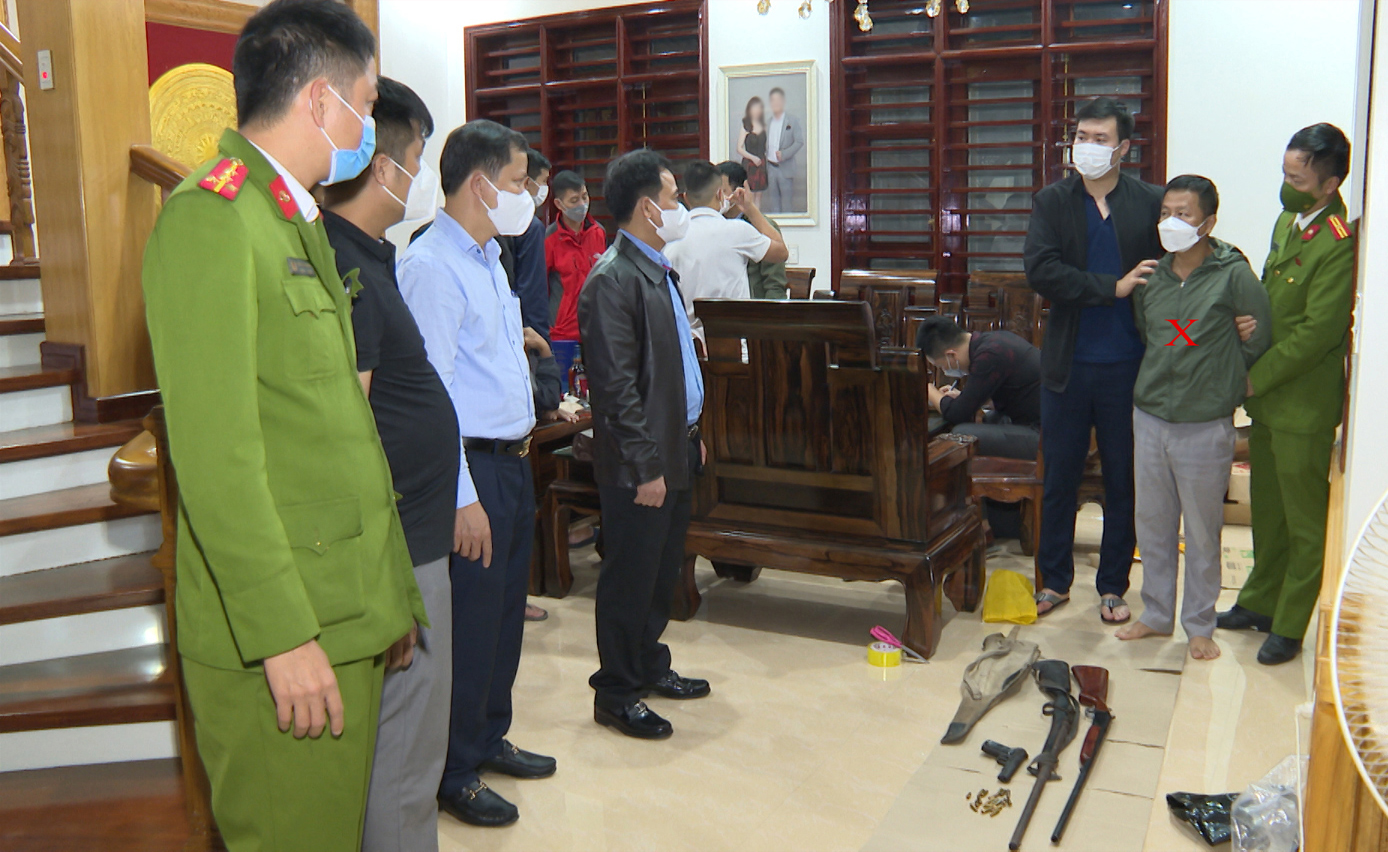 Bắt kẻ cầm đầu đường dây đánh bạc tiền tỉ, trữ nhiều súng đạn trong nhà