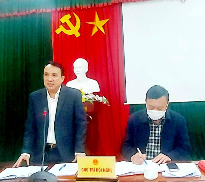 Họp khẩn trong đ&ecirc;m khi xuất hiện ổ dịch Covid-19 li&ecirc;n quan đến nhiều học sinh, gi&aacute;o vi&ecirc;n - Ảnh 1.
