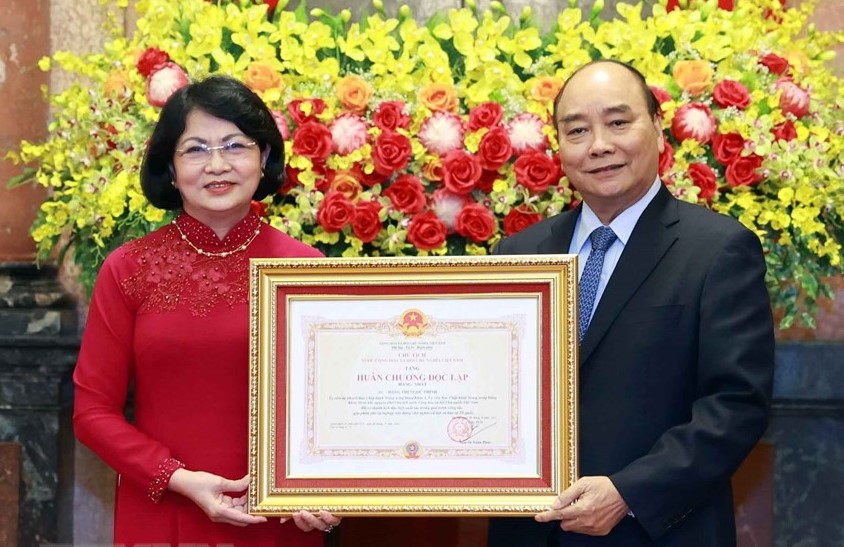 Trao tặng nguyên Phó Chủ tịch nước Đặng Thị Ngọc Thịnh Huân chương Độc lập