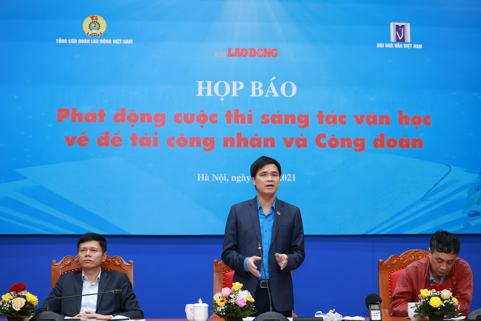 Cuộc thi s&aacute;ng t&aacute;c văn học về đề t&agrave;i c&ocirc;ng nh&acirc;n, c&ocirc;ng đo&agrave;n c&oacute; tổng giải thưởng gần 2,5 tỉ đồng - Ảnh 1.