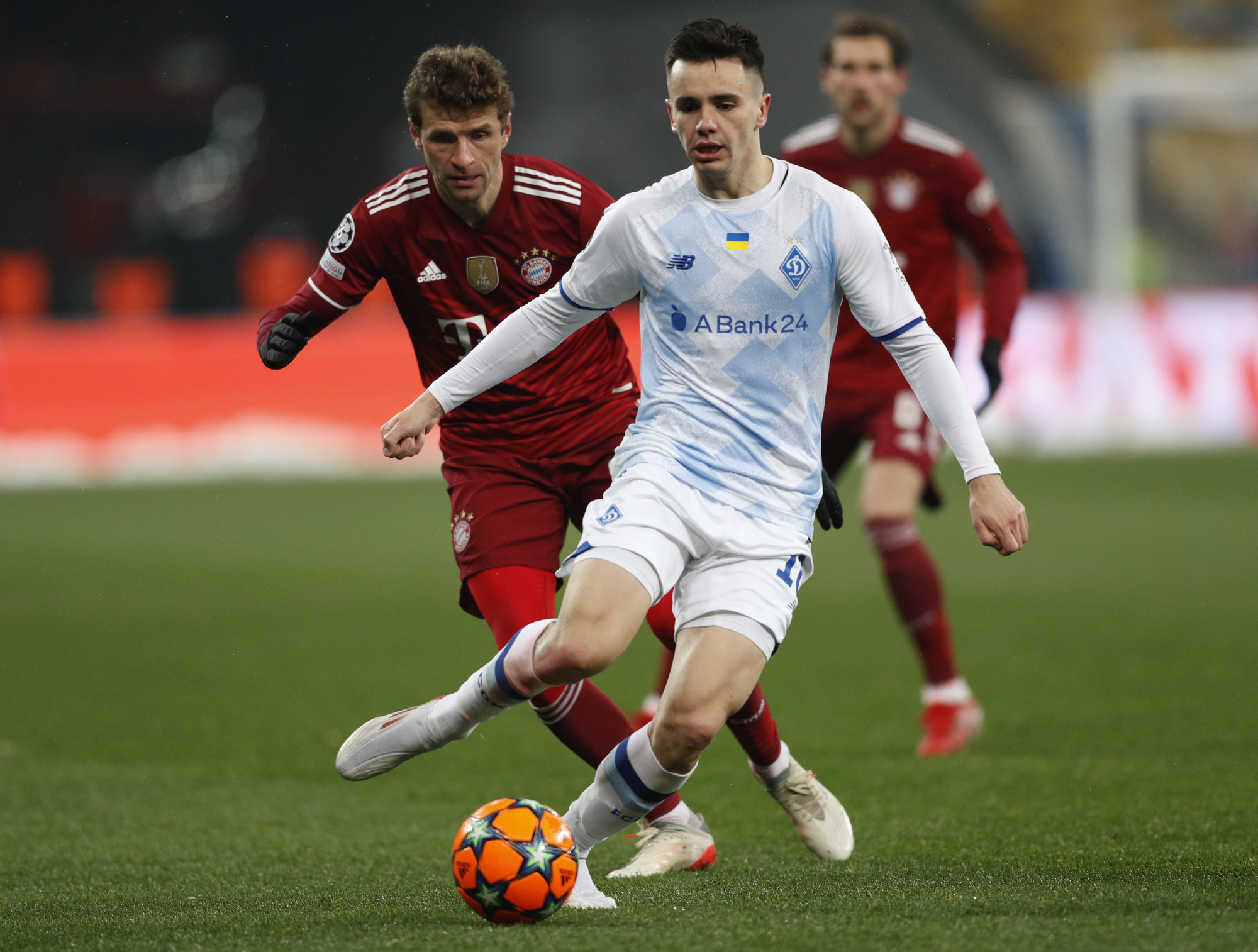 H&ugrave;m x&aacute;m Bayern Munich to&agrave;n thắng sau 5 v&ograve;ng tại Champions League - Ảnh 3.