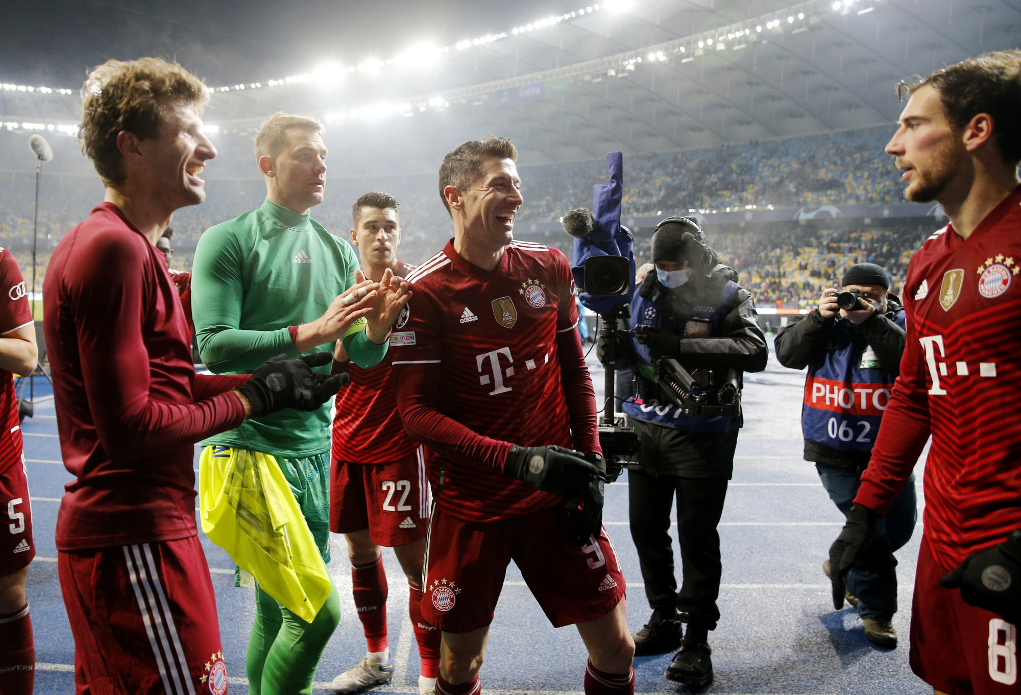 H&ugrave;m x&aacute;m Bayern Munich to&agrave;n thắng sau 5 v&ograve;ng tại Champions League - Ảnh 5.