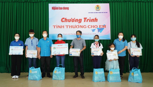 Tiếng kh&oacute;c nấc nghẹn của mẹ con c&ocirc; b&eacute; đến từ B&igrave;nh Dương - Ảnh 1.