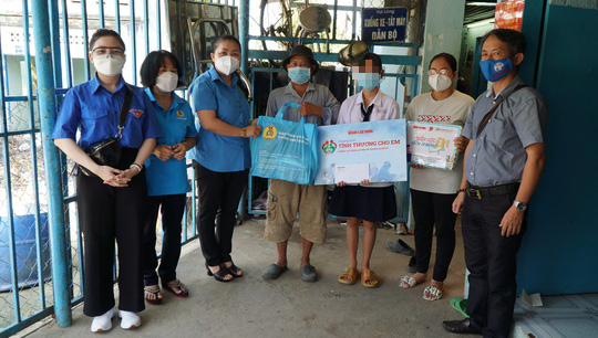Tiếng kh&oacute;c nấc nghẹn của mẹ con c&ocirc; b&eacute; đến từ B&igrave;nh Dương - Ảnh 3.