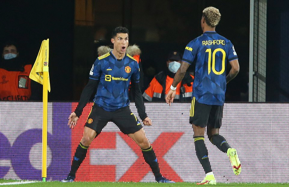 Ronaldo lập đại c&ocirc;ng ở Man United, chạm tay kỳ t&iacute;ch 800 b&agrave;n thắng - Ảnh 3.