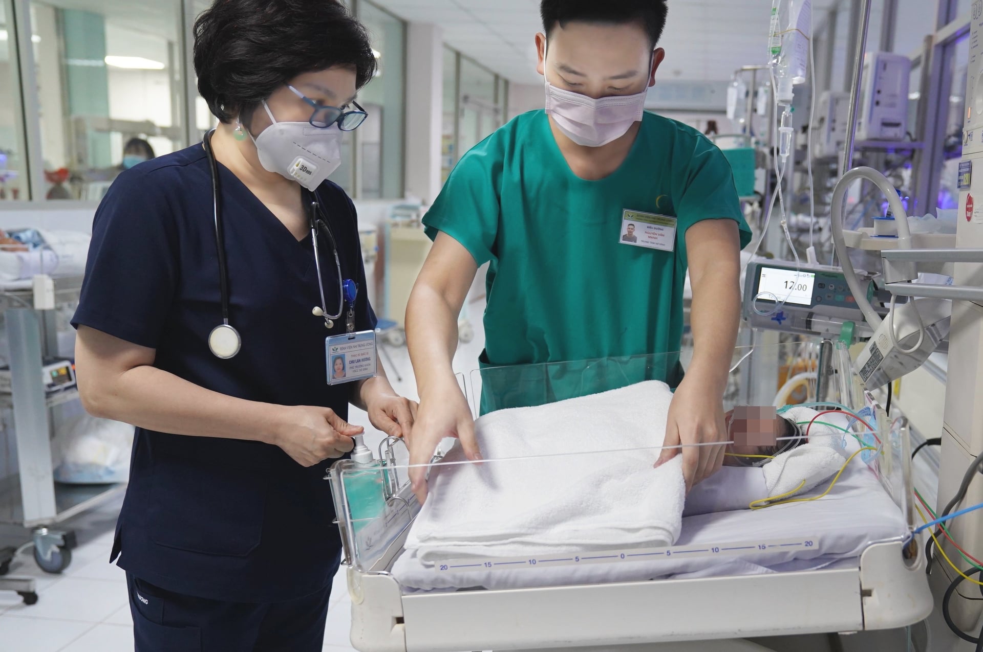 Trẻ 2 ngày tuổi nguy kịch do ngộ độc sái thuốc phiện - Ảnh 1.
