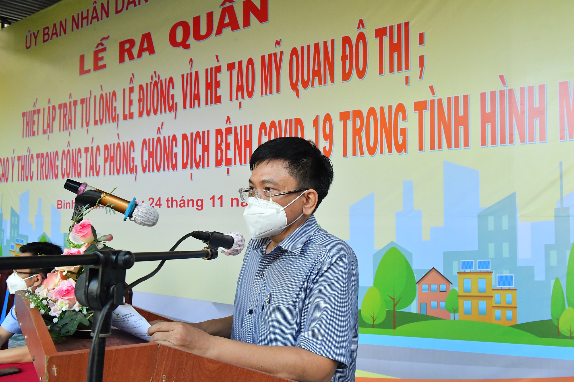 Hình ảnh quyết xử lý vi phạm vỉa hè, lòng đường sáng 24-11 ở Bình Chánh - Ảnh 1.