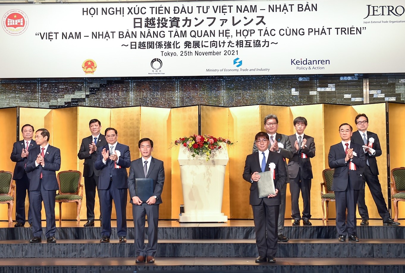 Việt Nam, Nhật Bản trao đổi c&aacute;c thỏa thuận hợp t&aacute;c trị gi&aacute; h&agrave;ng tỉ USD - Ảnh 2.