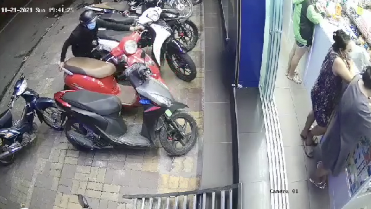 CLIP: Bẻ khóa trộm xe SH trong tích tắc ở Gò Vấp, TP HCM