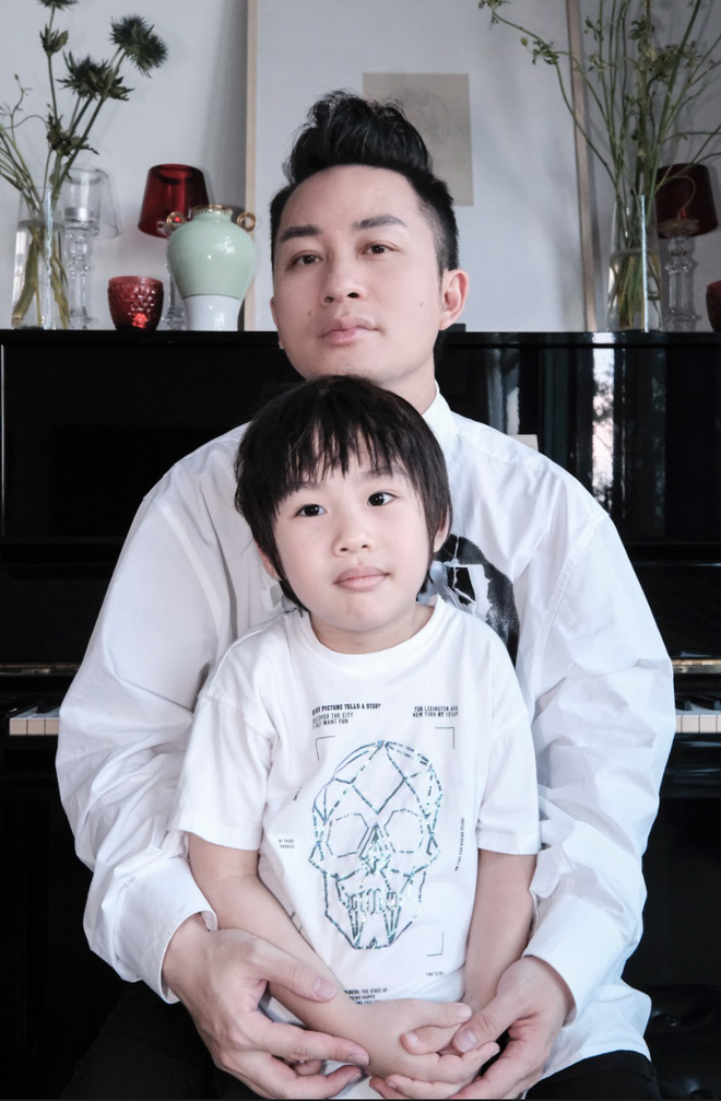 Ca sĩ T&ugrave;ng Dương đứng ngồi kh&ocirc;ng y&ecirc;n khi c&ugrave;ng con học online lớp 1 - Ảnh 3.