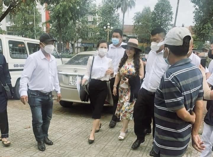 Bà Nguyễn Phương Hằng đến Công an TP Biên Hòa làm việc