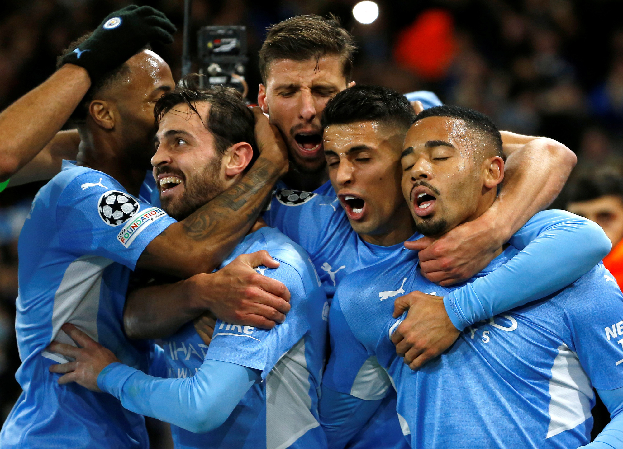 Pep Guardiola nghi nhiễm Covid-19, Ngoại hạng Anh n&iacute;n thở với Man City - Ảnh 6.