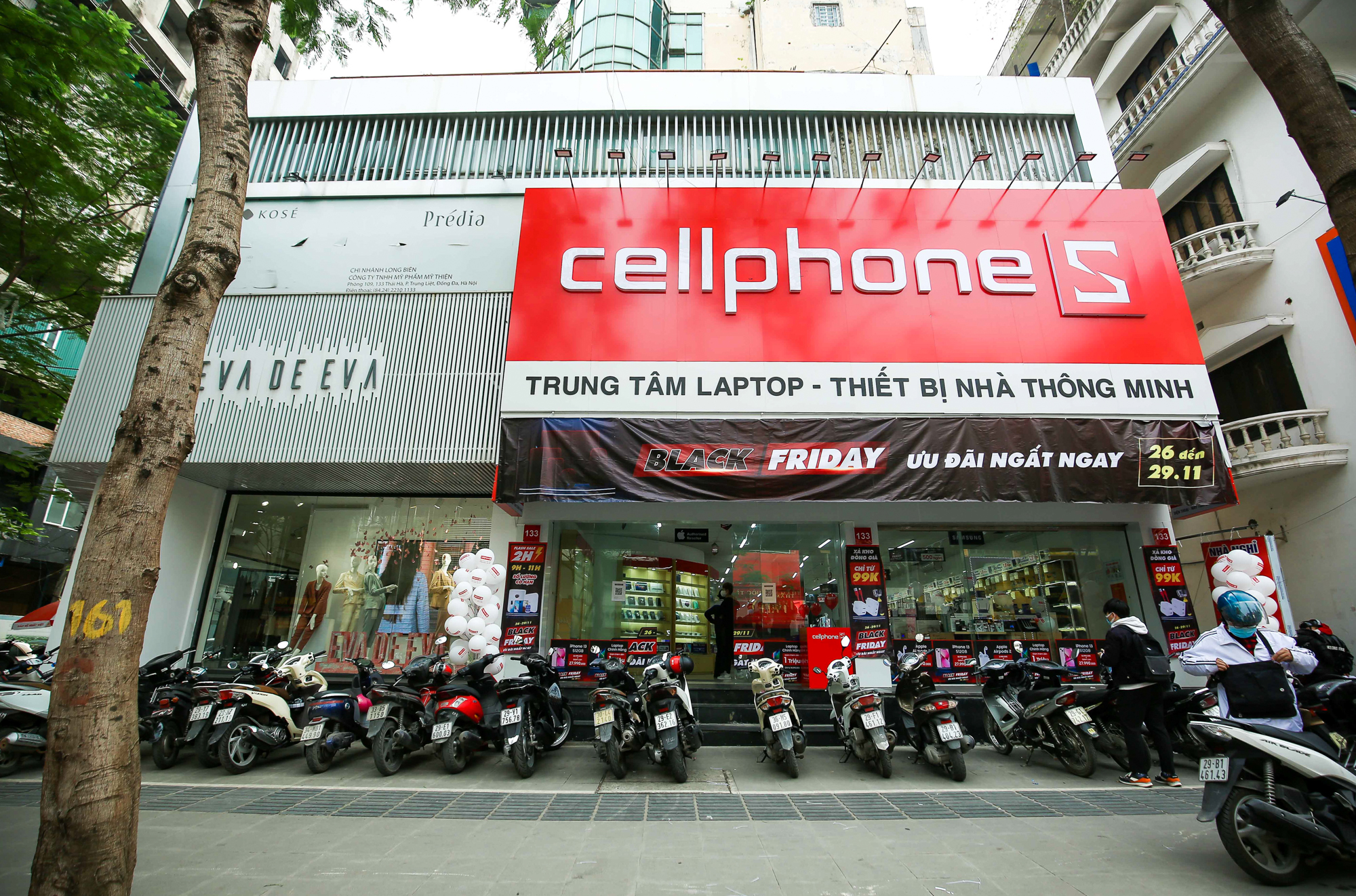 CLIP: Khuyến m&atilde;i l&ecirc;n đến 79% trong ng&agrave;y Black Friday 2021 nhưng vắng kh&aacute;ch - Ảnh 2.